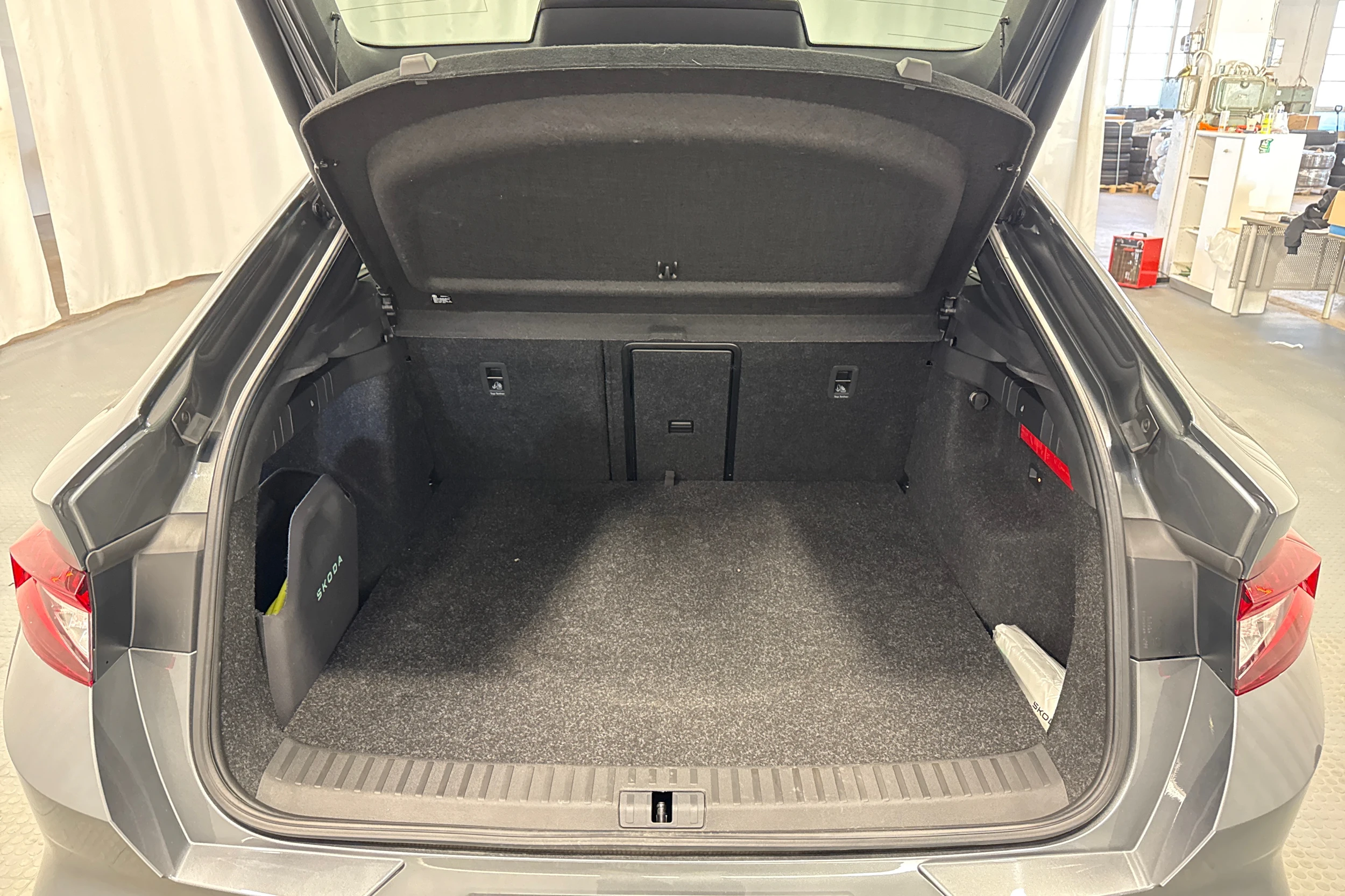 harmaa Skoda Enyaq 2024 kuva 34.