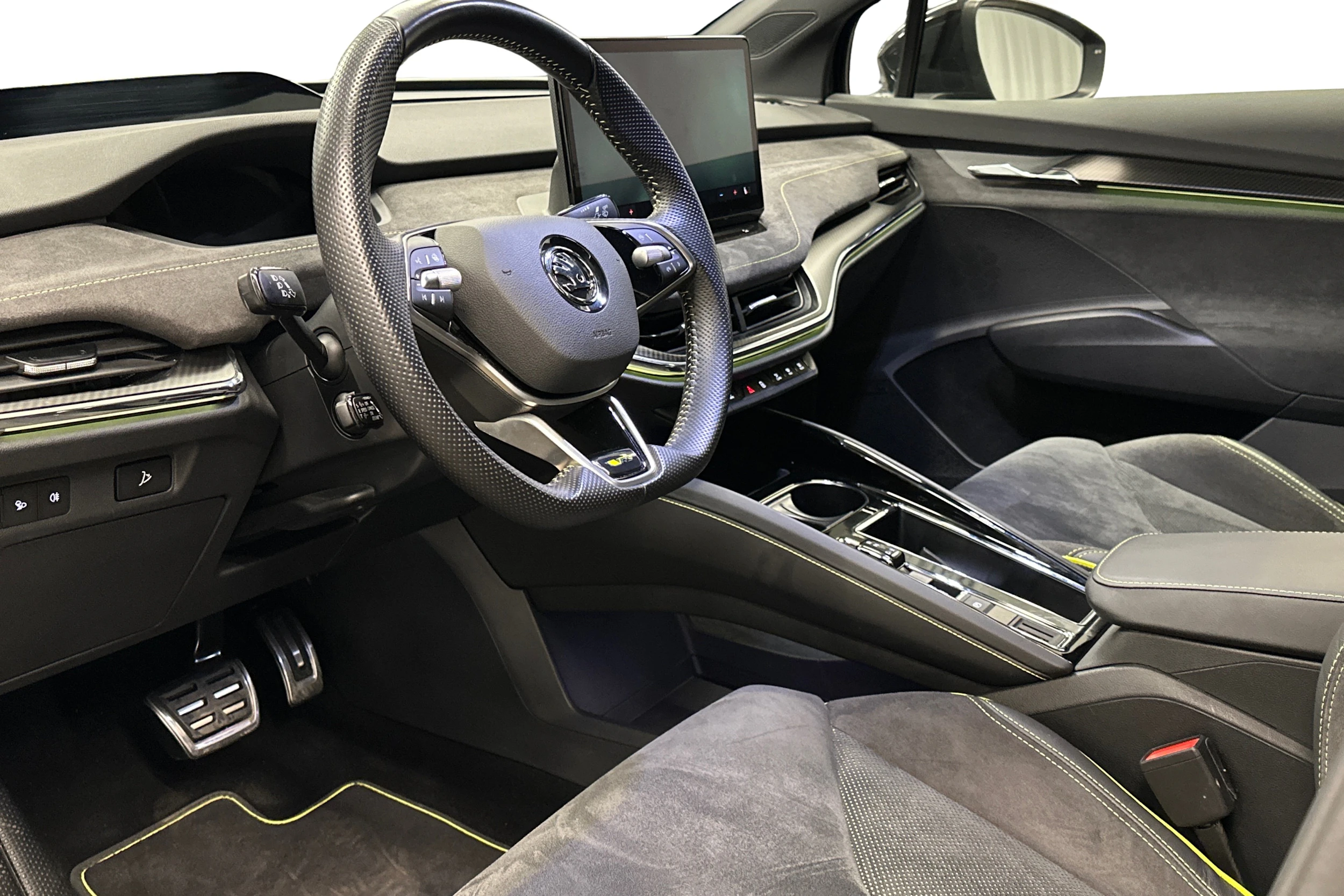 musta Skoda Enyaq 2024 kuva 6.