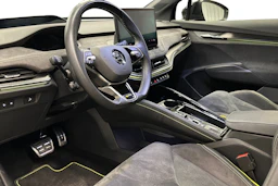 musta Skoda Enyaq 2024 kuva 6.
