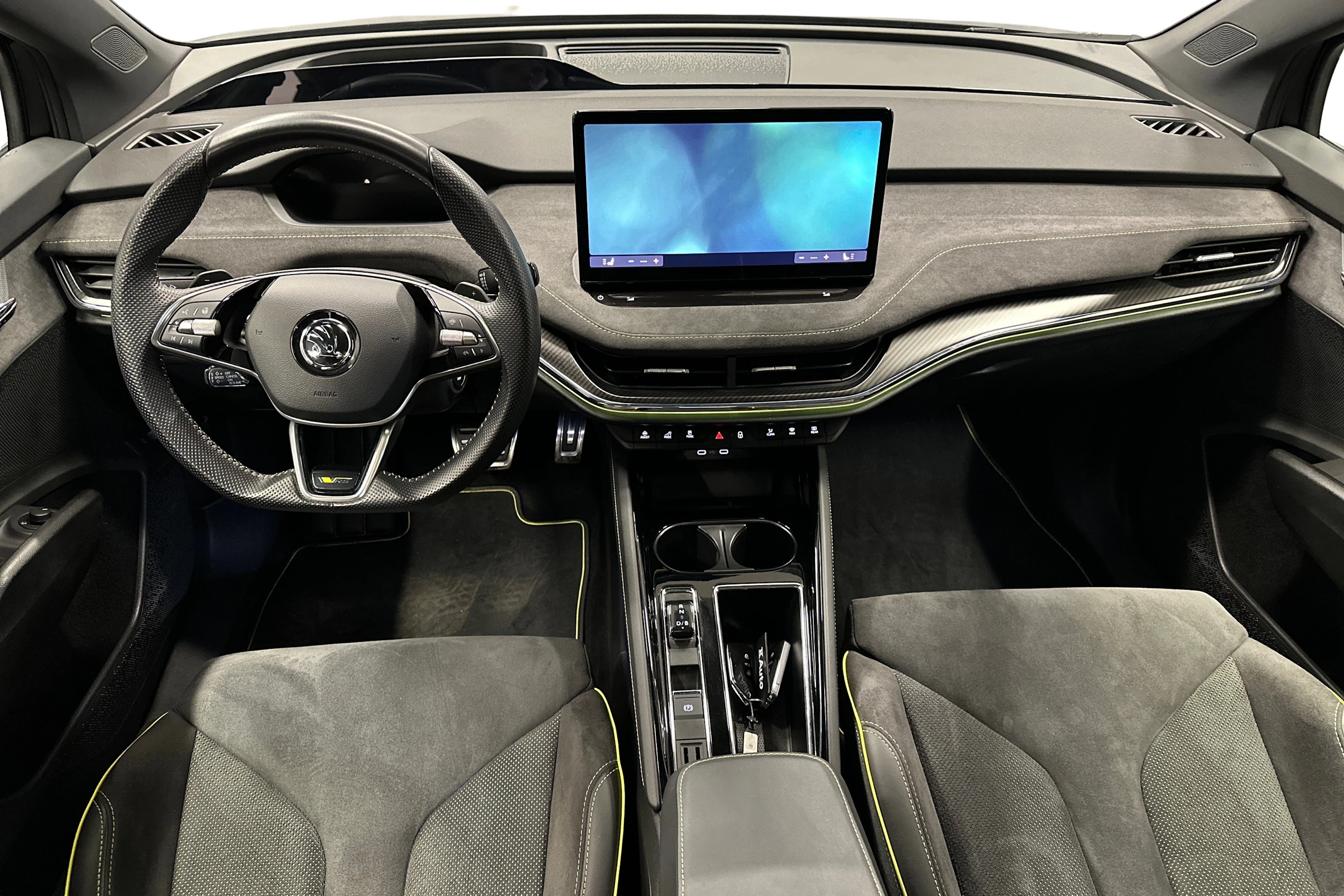 musta Skoda Enyaq 2024 kuva 7.