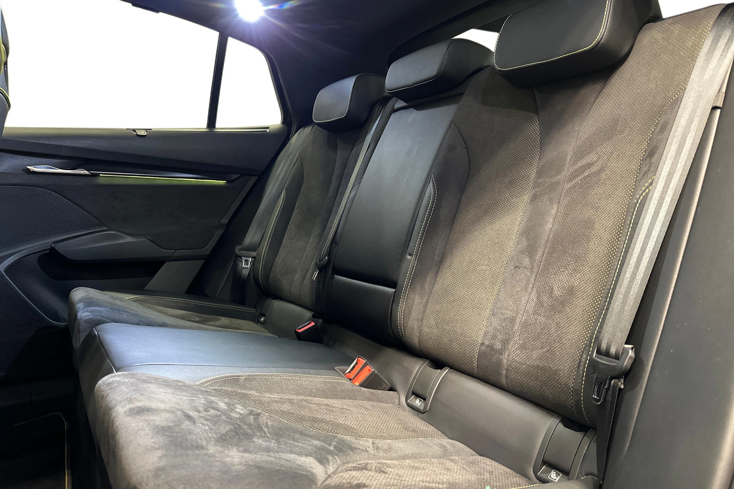 musta Skoda Enyaq 2024 kuva 8.