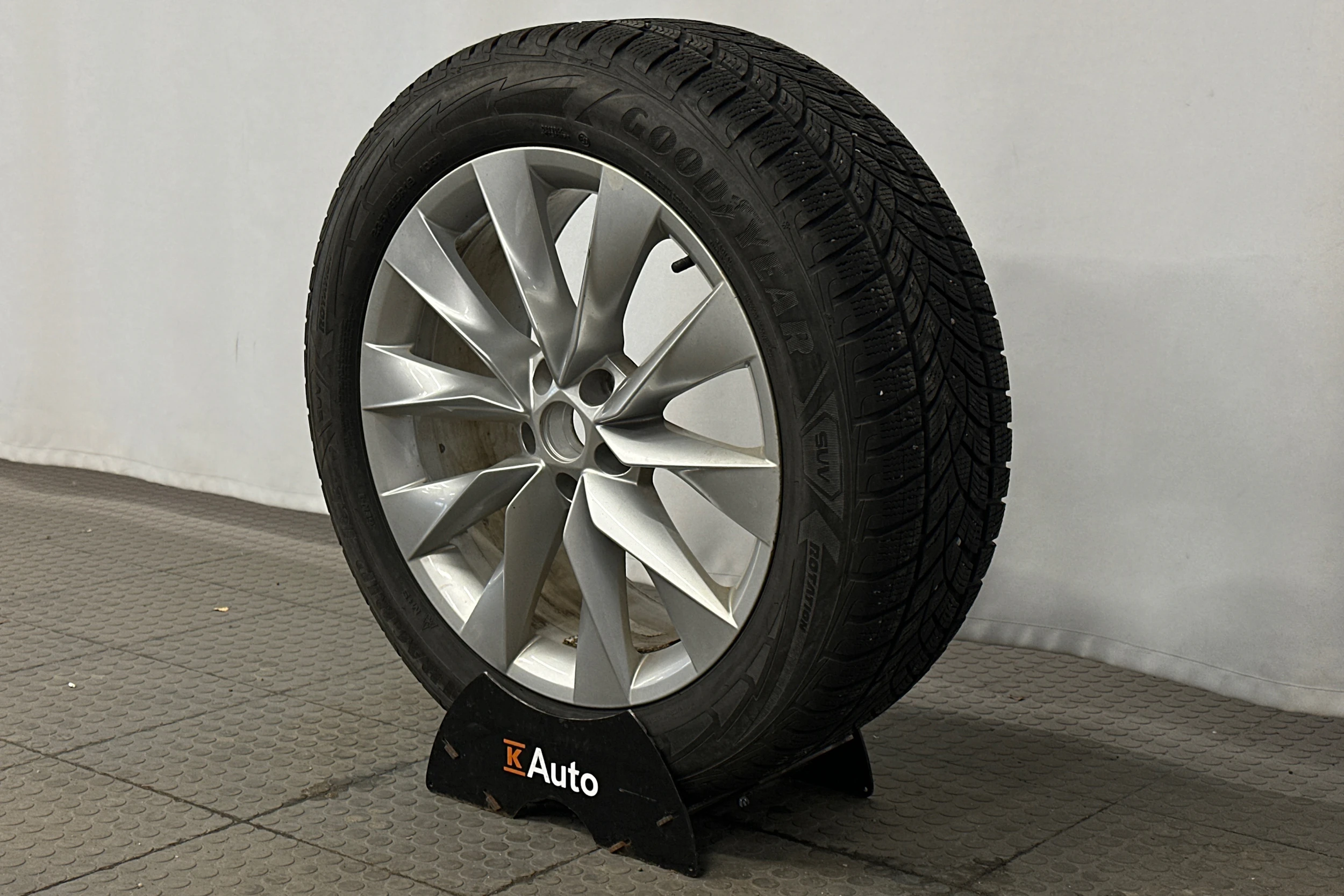musta Skoda Enyaq 2024 kuva 10.