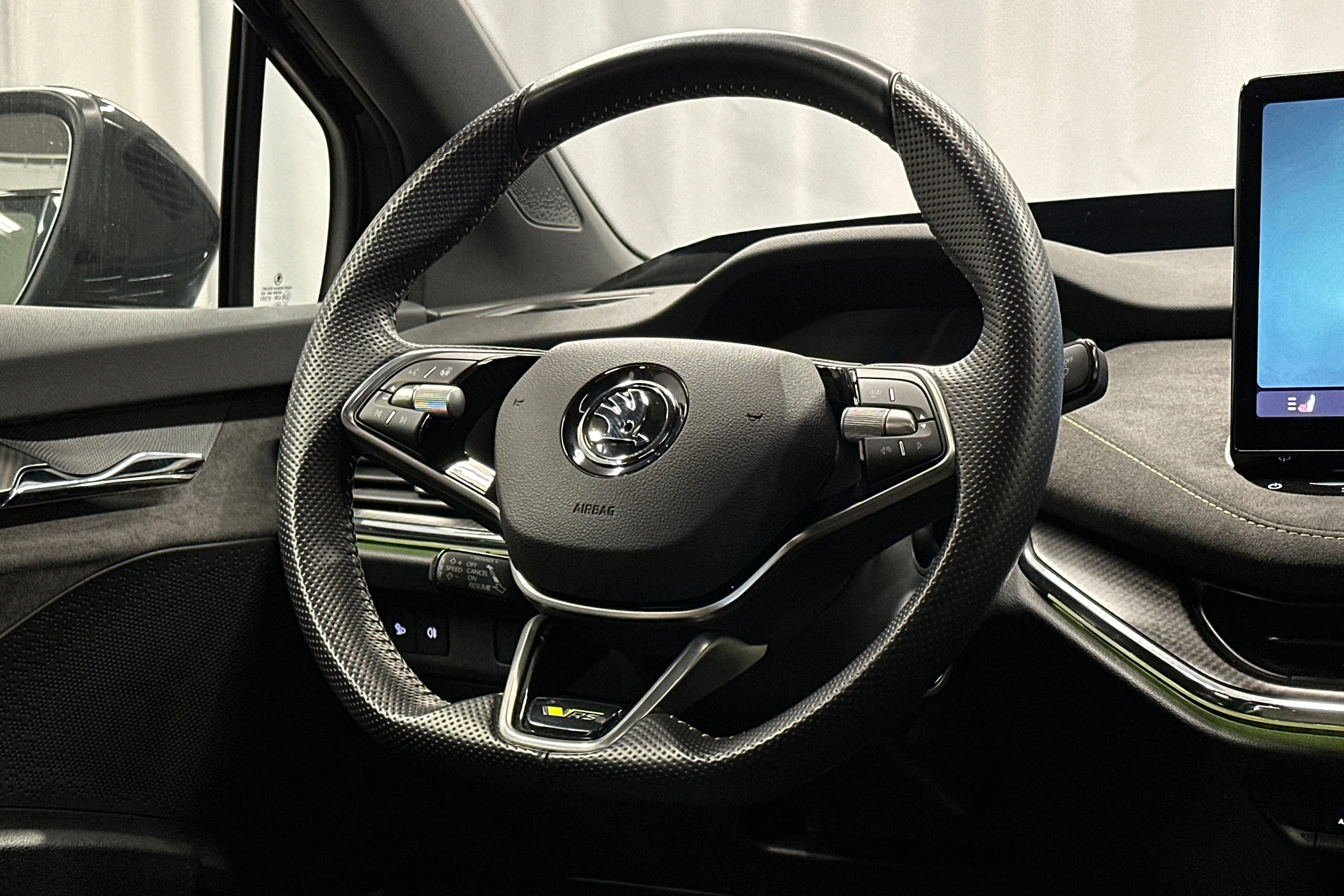 musta Skoda Enyaq 2024 kuva 14.