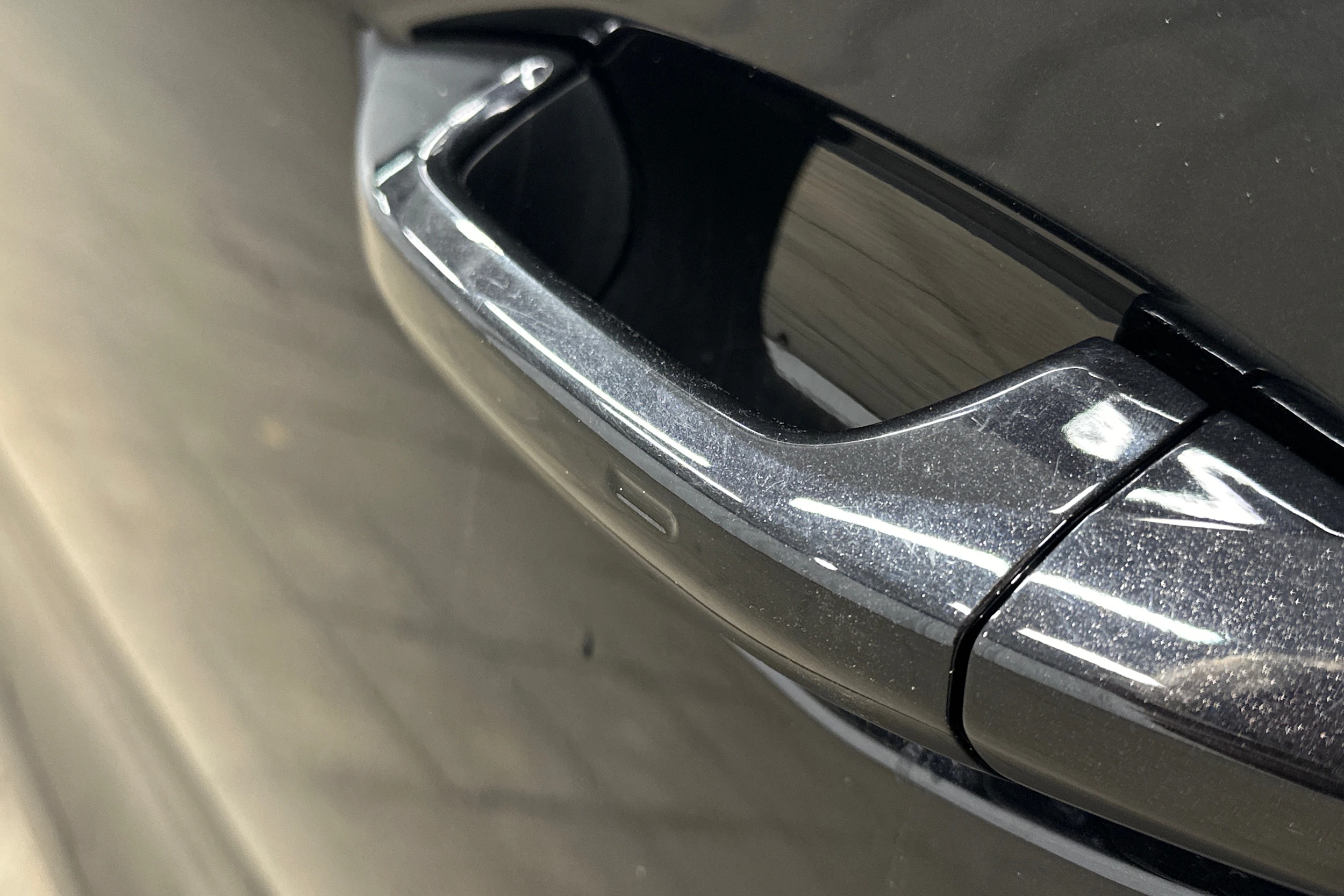 musta Skoda Enyaq 2024 kuva 16.