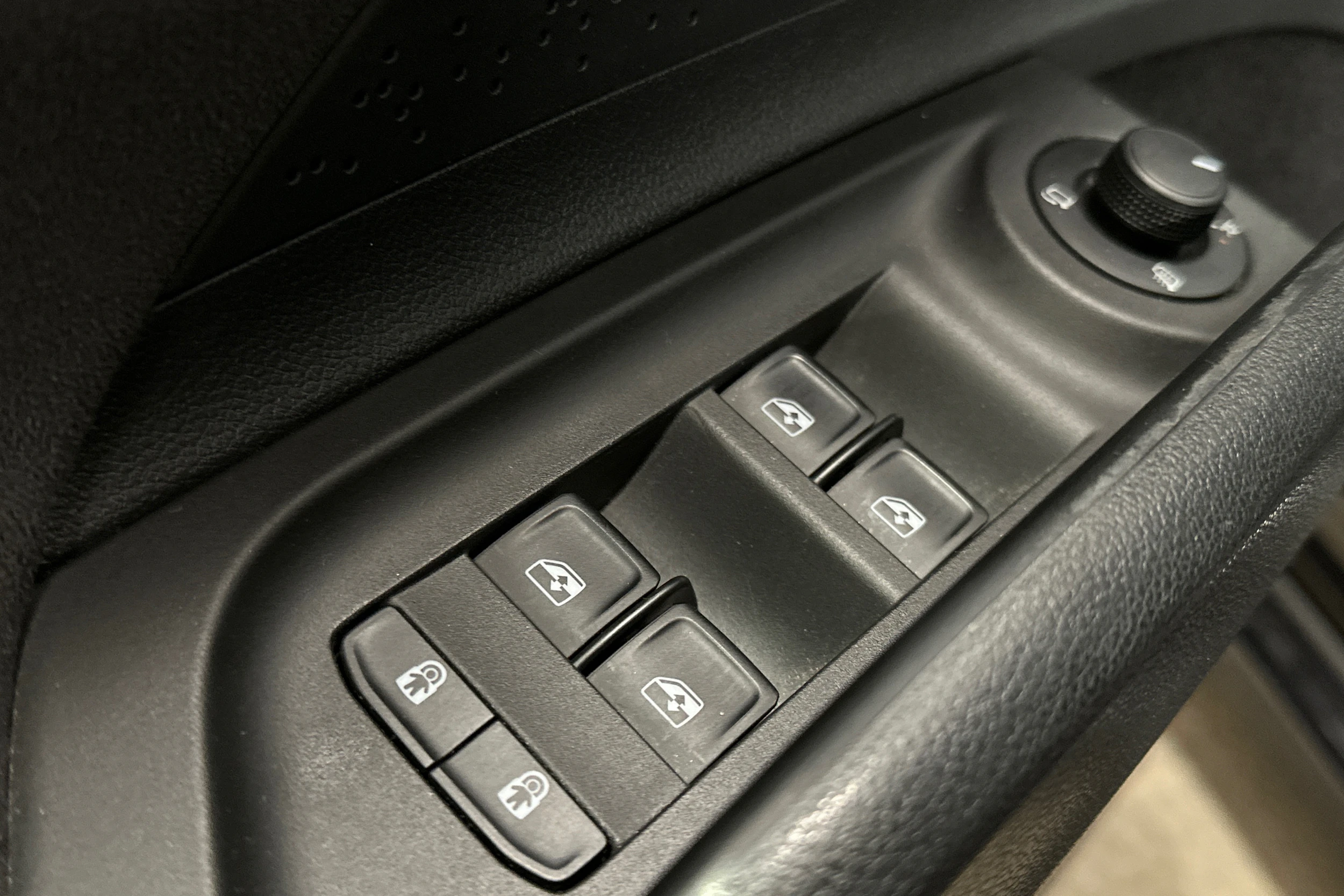 musta Skoda Enyaq 2024 kuva 18.