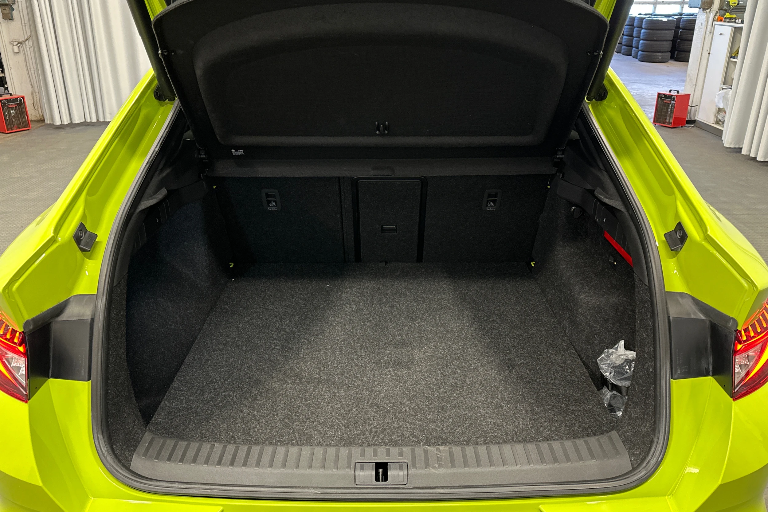 vihreä Skoda Enyaq 2024 kuva 15.