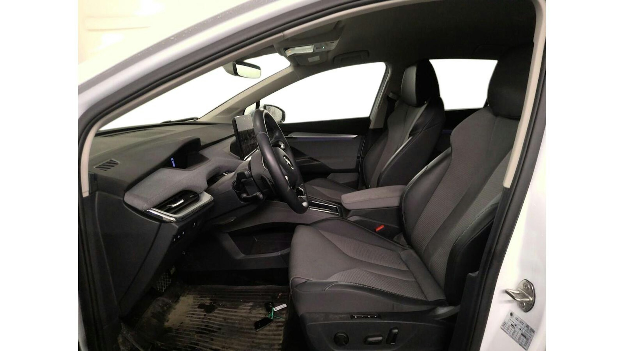 valkoinen Skoda Enyaq 2025 kuva 3.