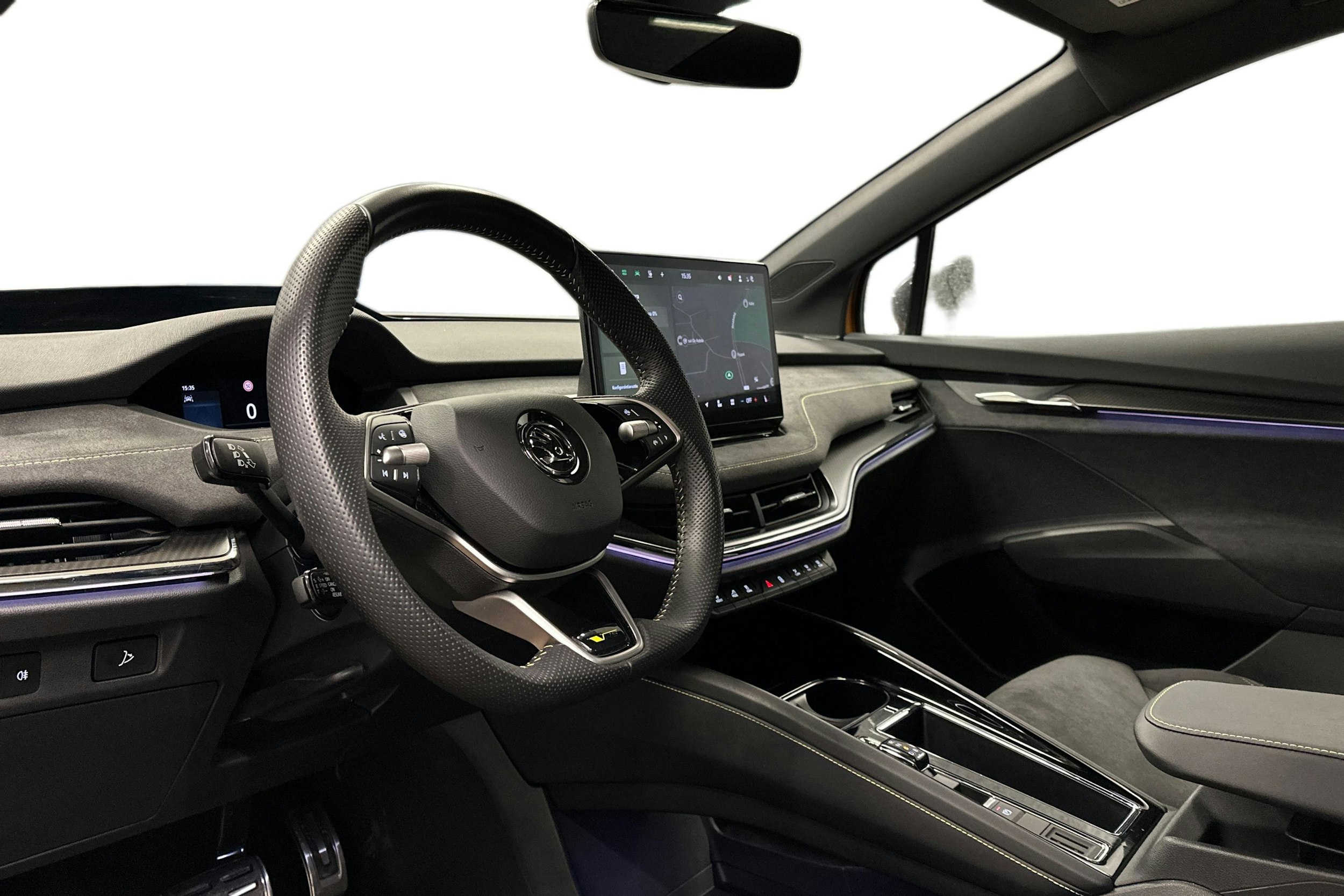 oranssi Skoda Enyaq 2025 kuva 3.