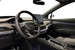 oranssi Skoda Enyaq 2025 kuva 3.