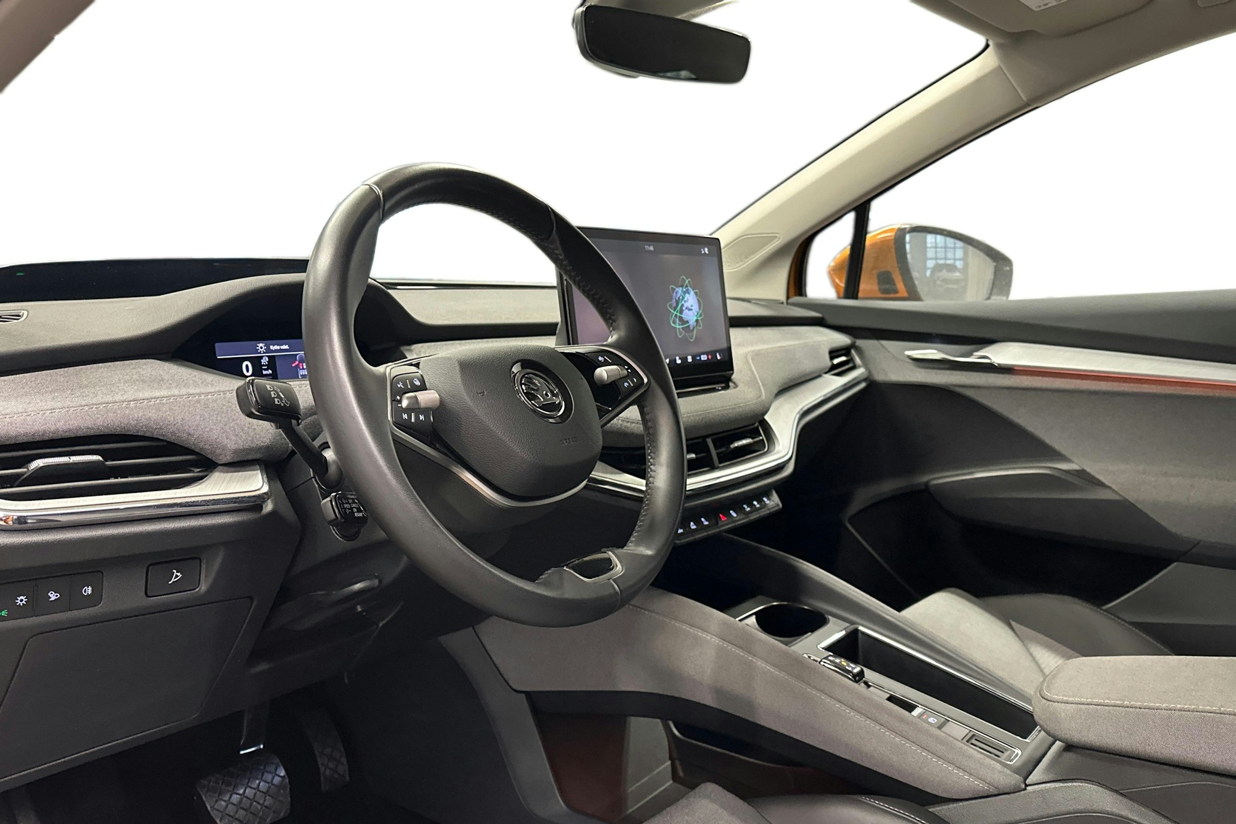 oranssi Skoda Enyaq 2025 kuva 3.
