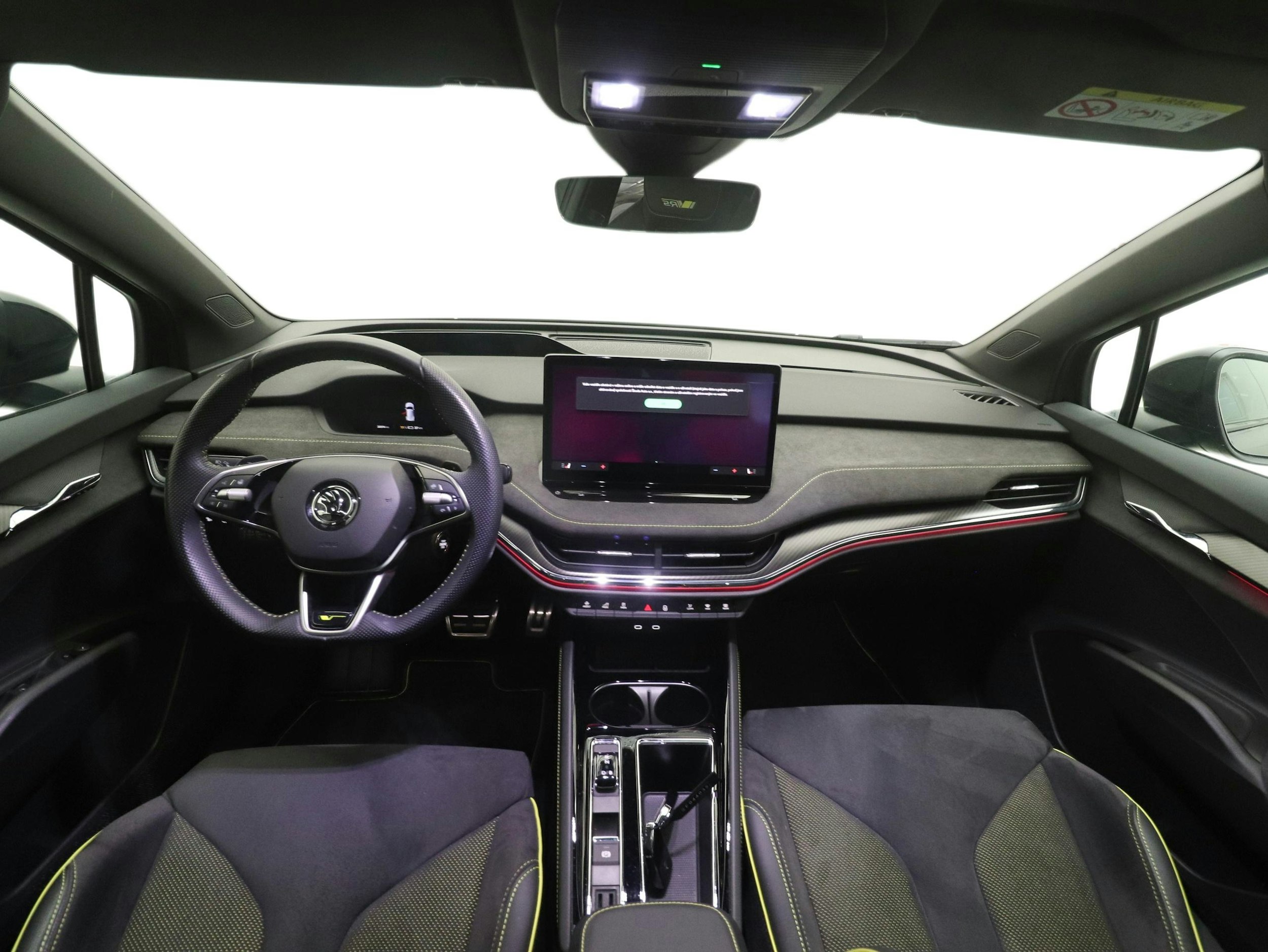 musta Skoda Enyaq 2025 kuva 3.