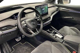 valkoinen Skoda Enyaq 2025 kuva 3.