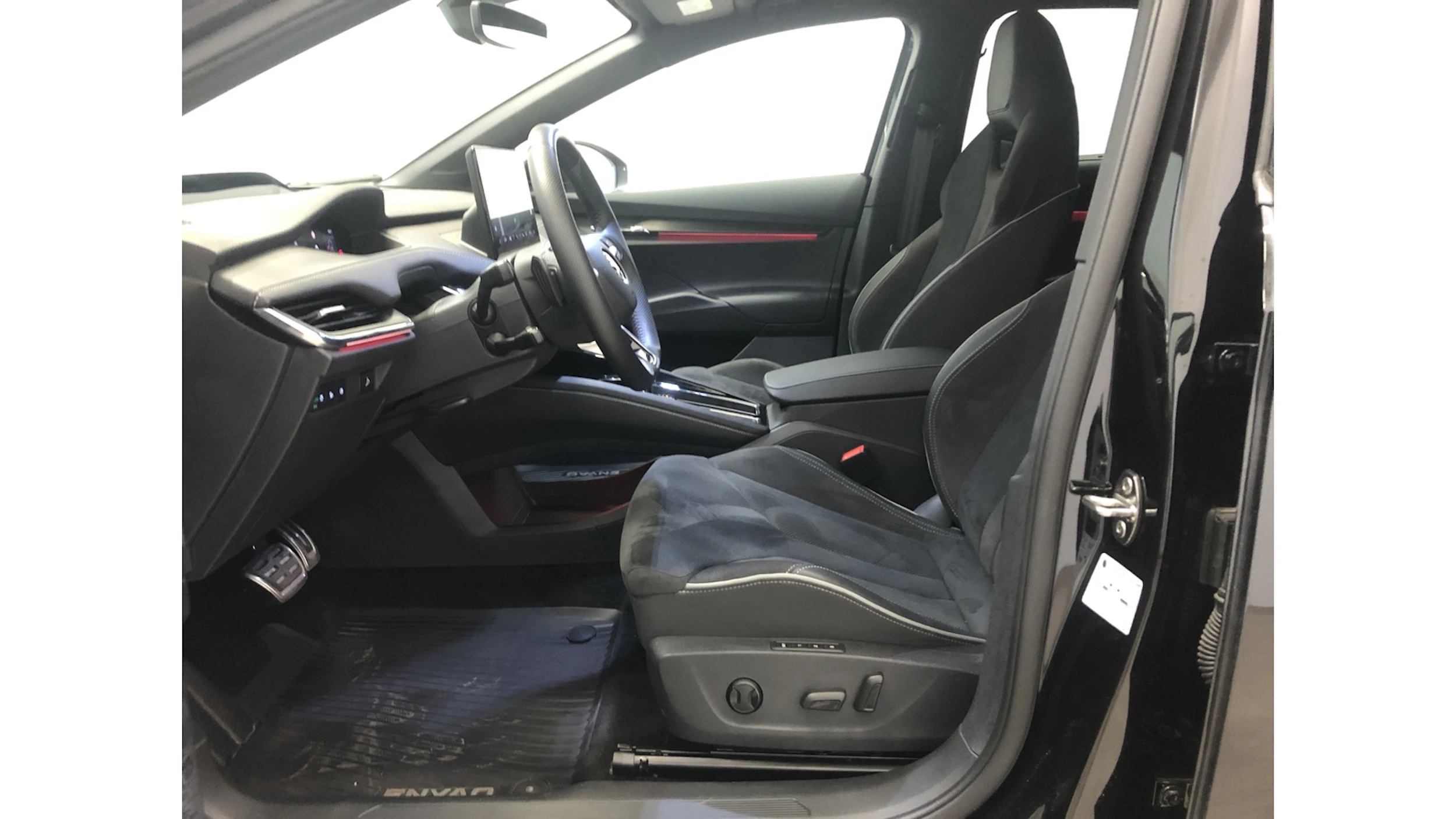 met. musta Skoda Enyaq 2025 kuva 3.