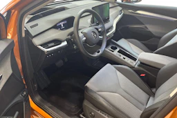 oranssi Skoda Enyaq 2025 kuva 6.