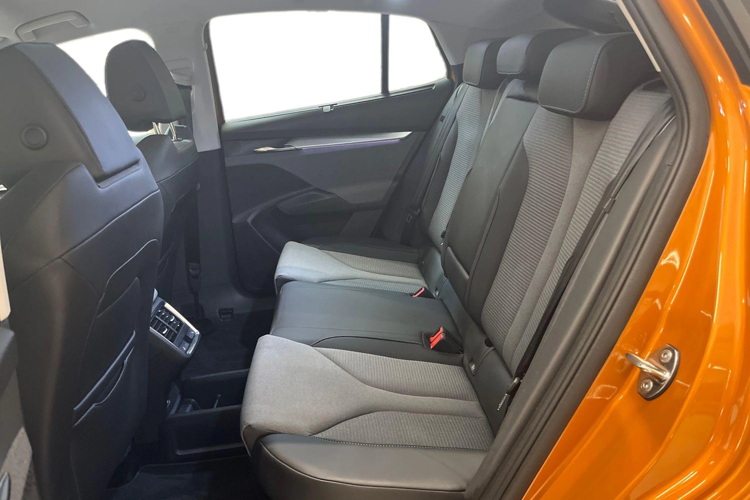oranssi Skoda Enyaq 2025 kuva 8.
