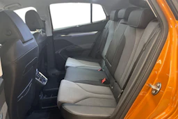 oranssi Skoda Enyaq 2025 kuva 8.