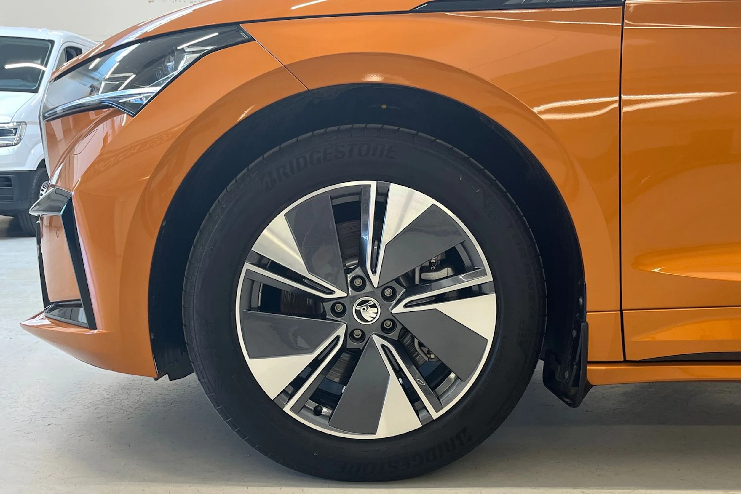 oranssi Skoda Enyaq 2025 kuva 10.