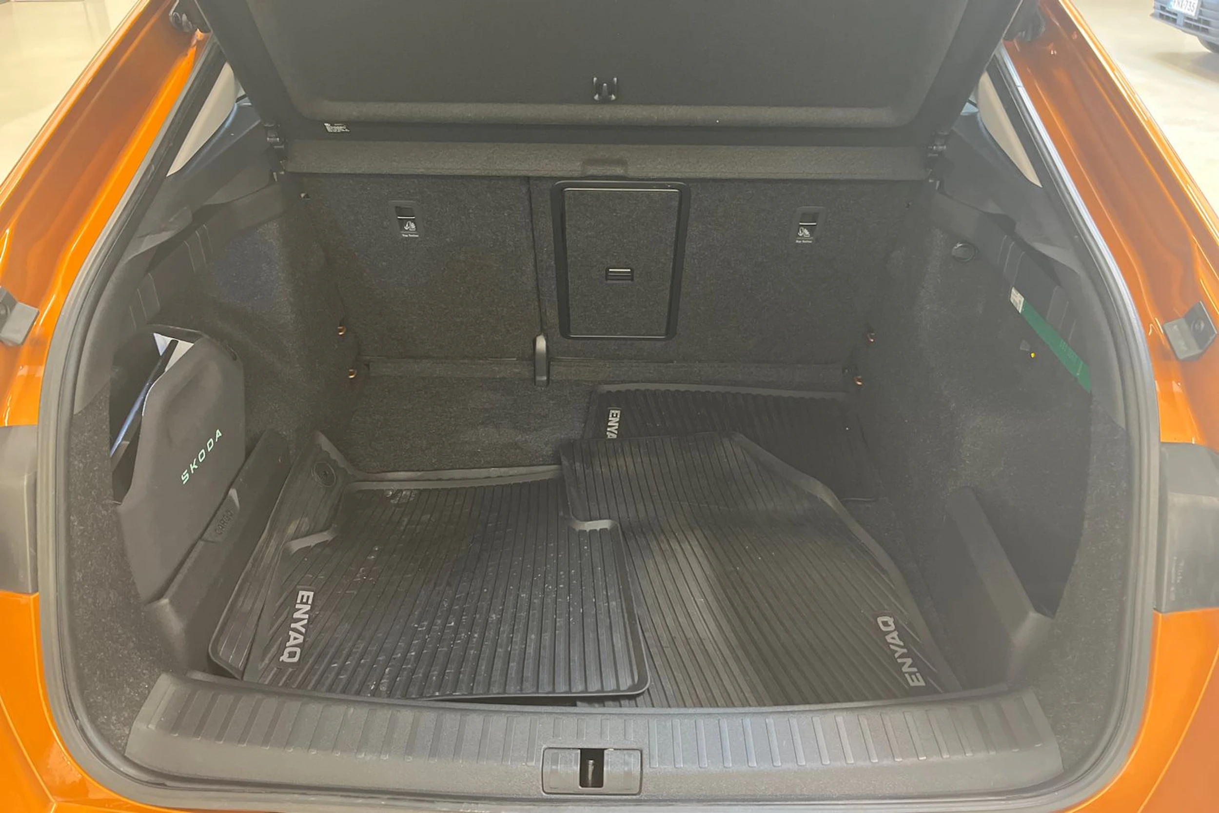 oranssi Skoda Enyaq 2025 kuva 11.