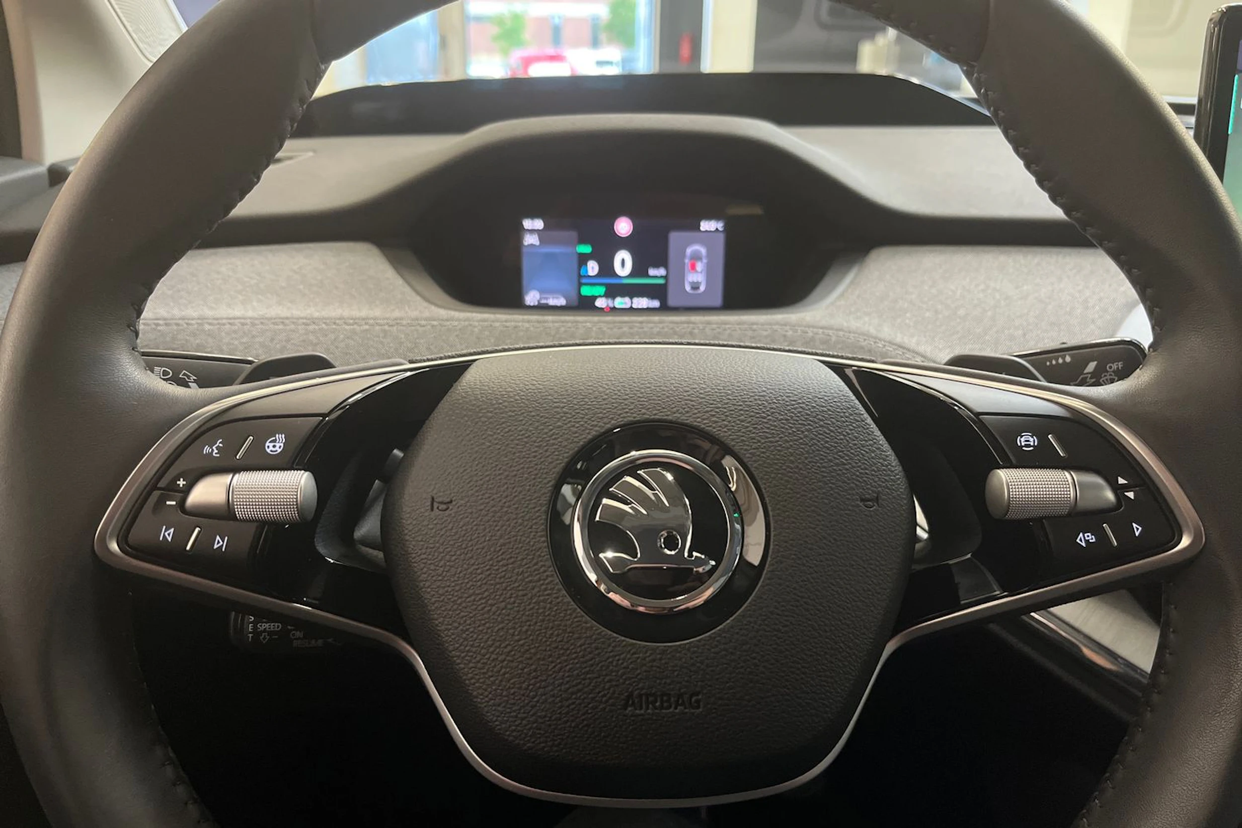 oranssi Skoda Enyaq 2025 kuva 18.