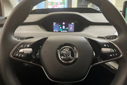 oranssi Skoda Enyaq 2025 kuva 18.