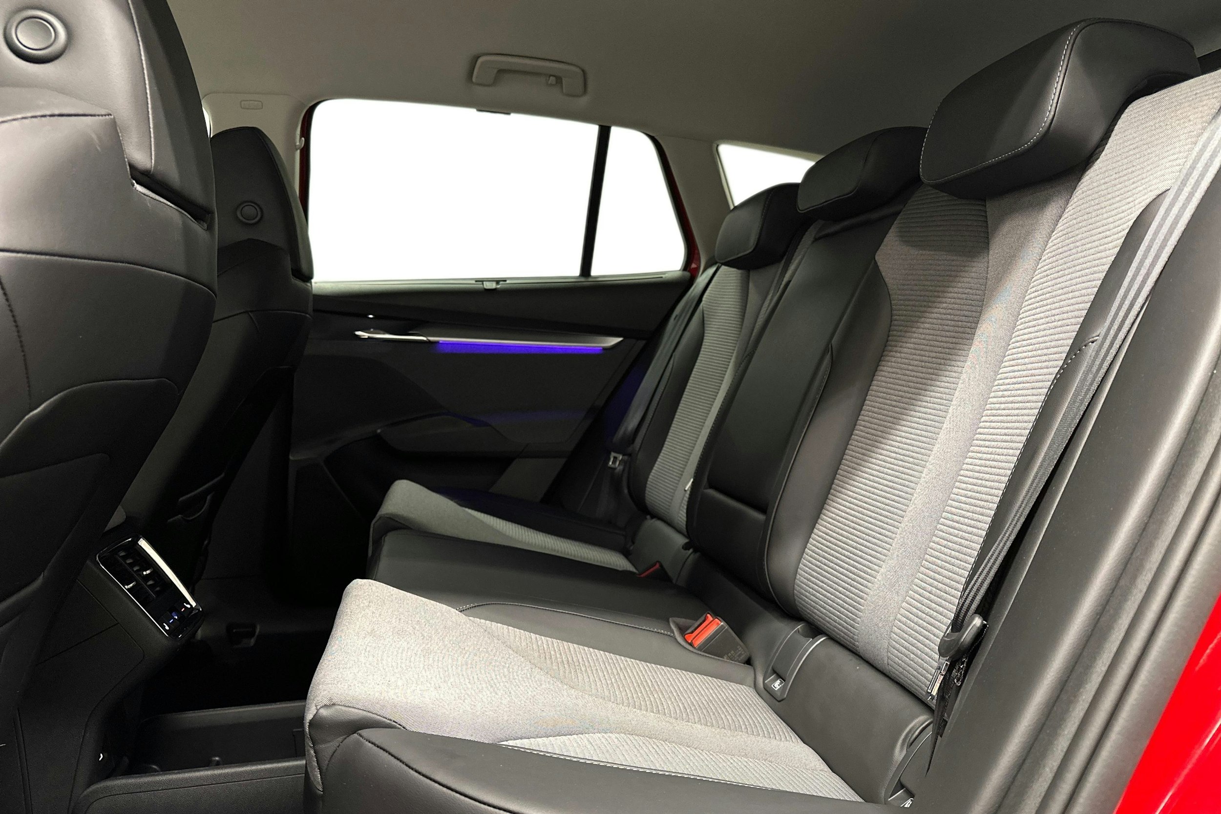 punainen Skoda Enyaq 2025 kuva 11.