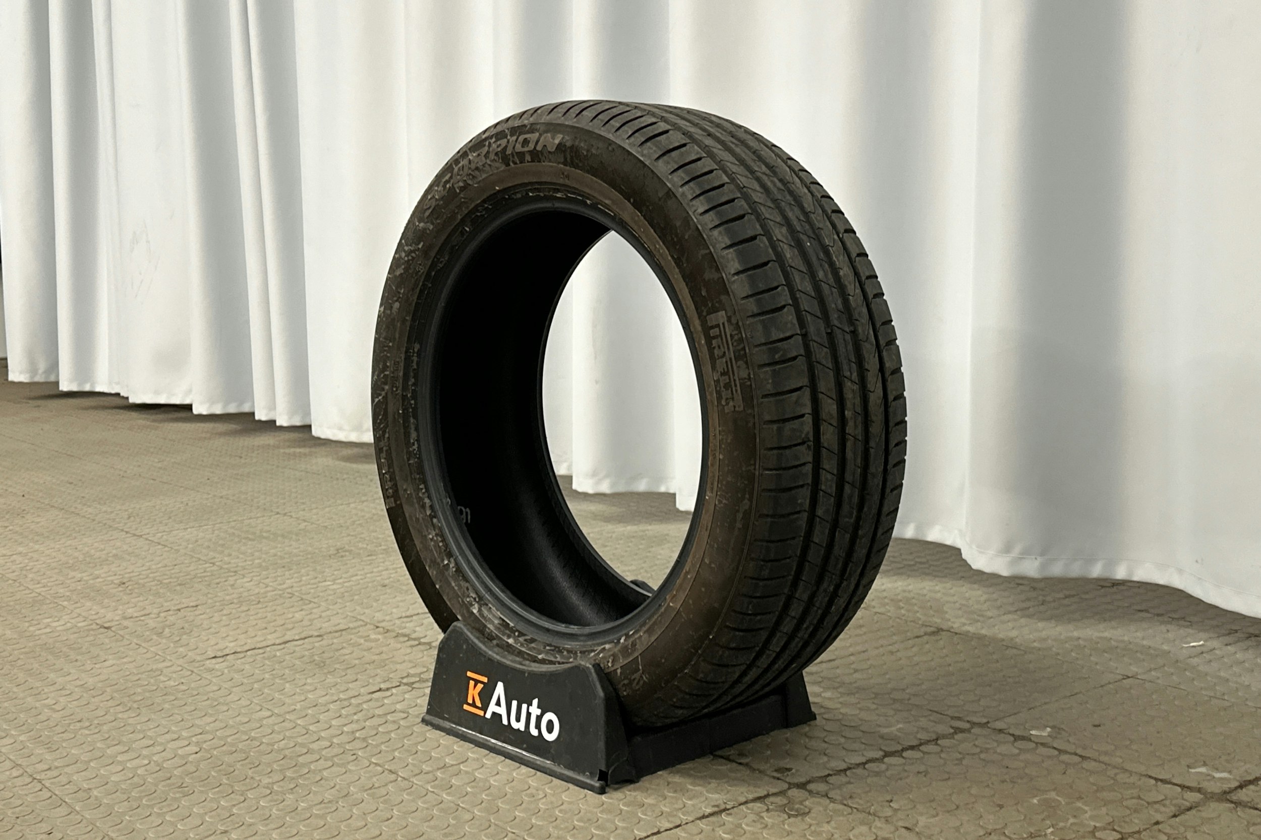 punainen Skoda Enyaq 2025 kuva 14.