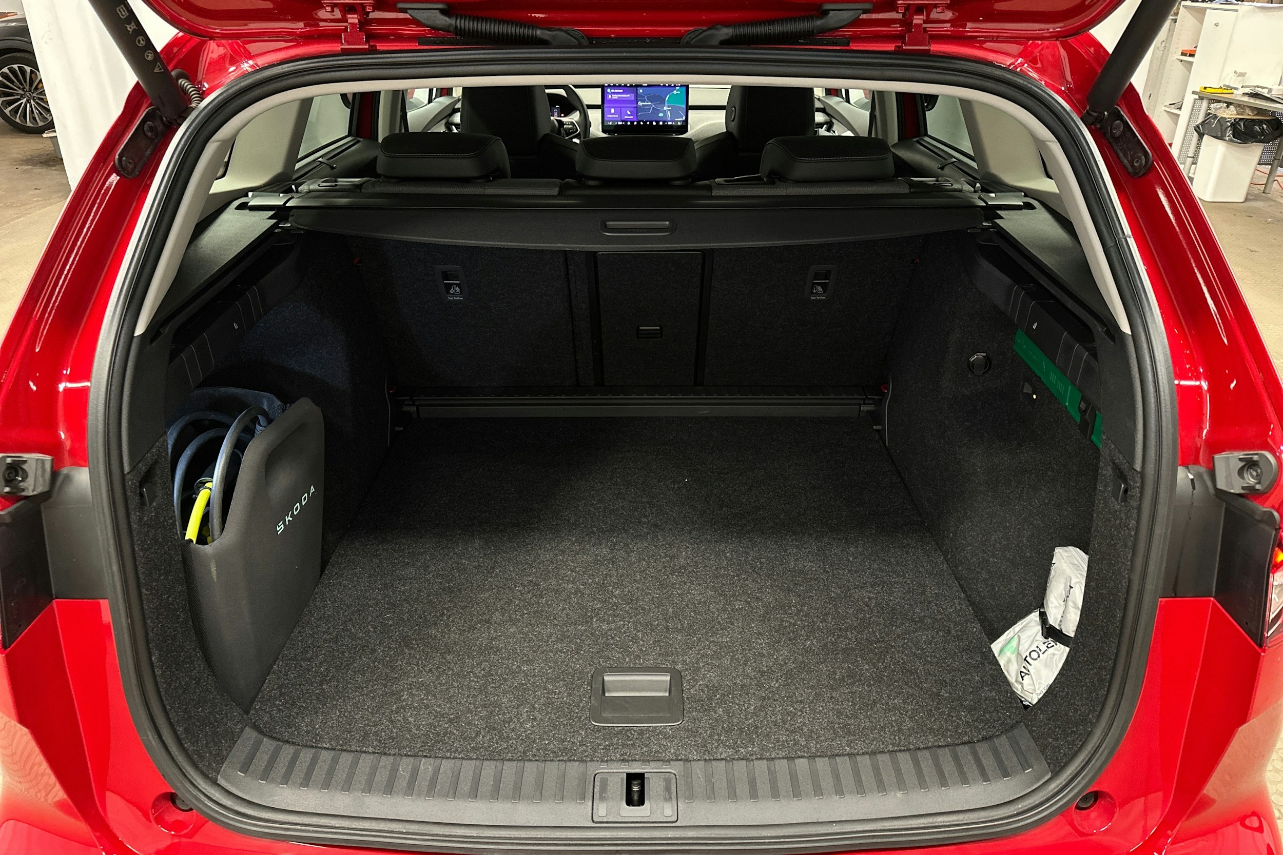 punainen Skoda Enyaq 2025 kuva 15.