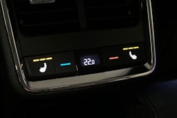 punainen Skoda Enyaq 2025 kuva 18.