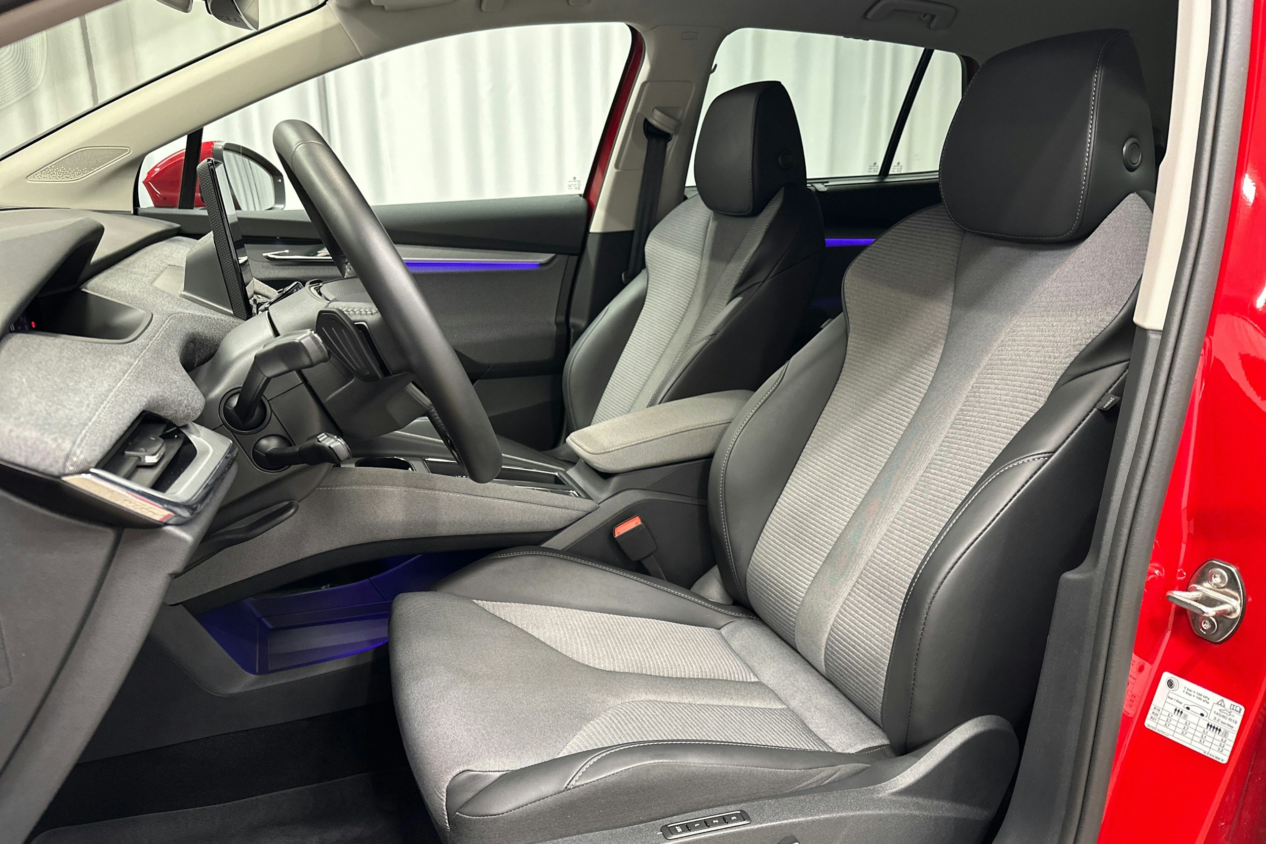 punainen Skoda Enyaq 2025 kuva 19.