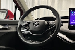 punainen Skoda Enyaq 2025 kuva 21.