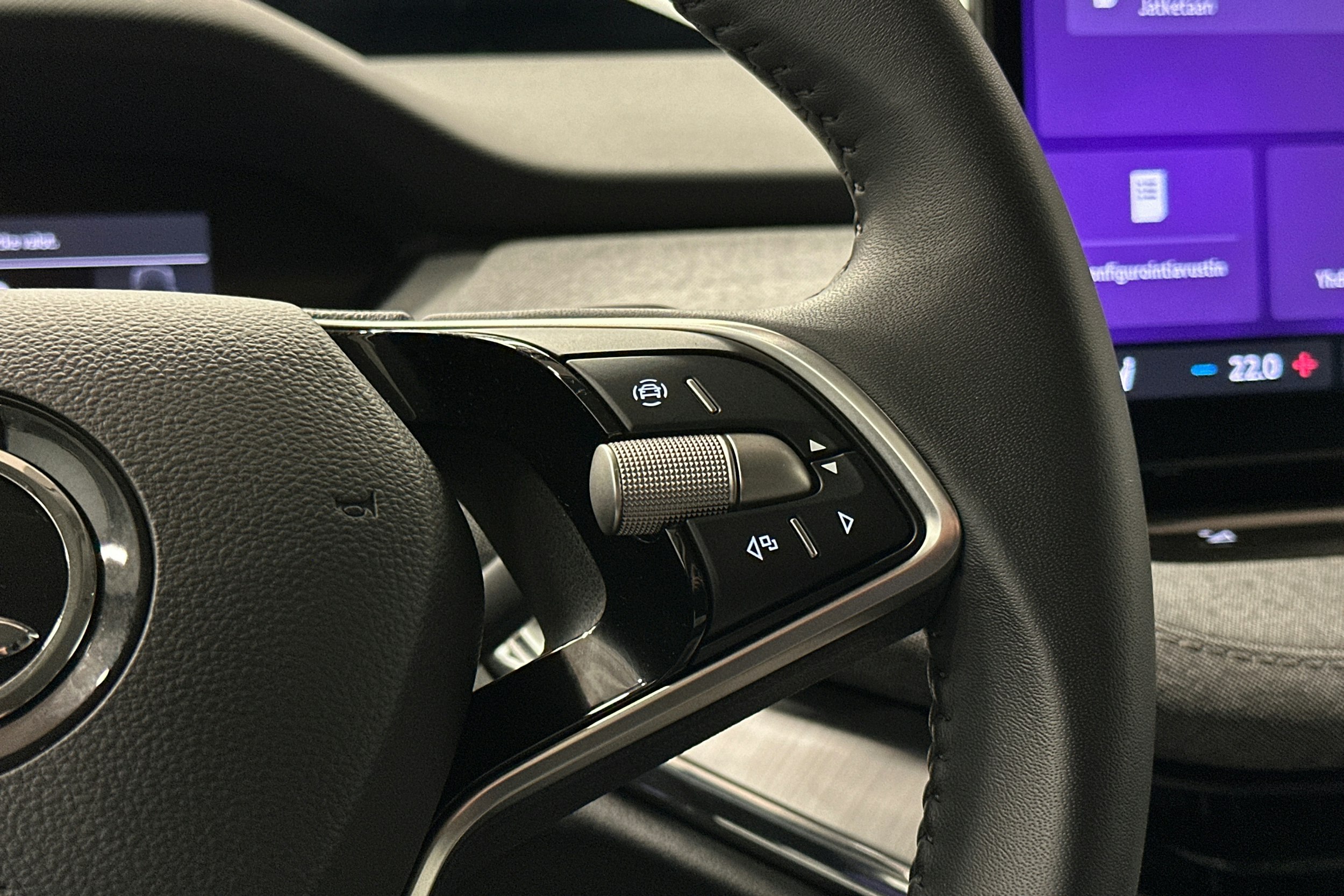 punainen Skoda Enyaq 2025 kuva 23.