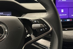 punainen Skoda Enyaq 2025 kuva 23.