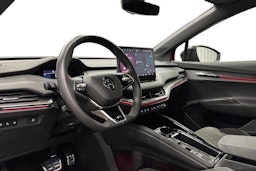 punainen Skoda Enyaq 2025 kuva 7.
