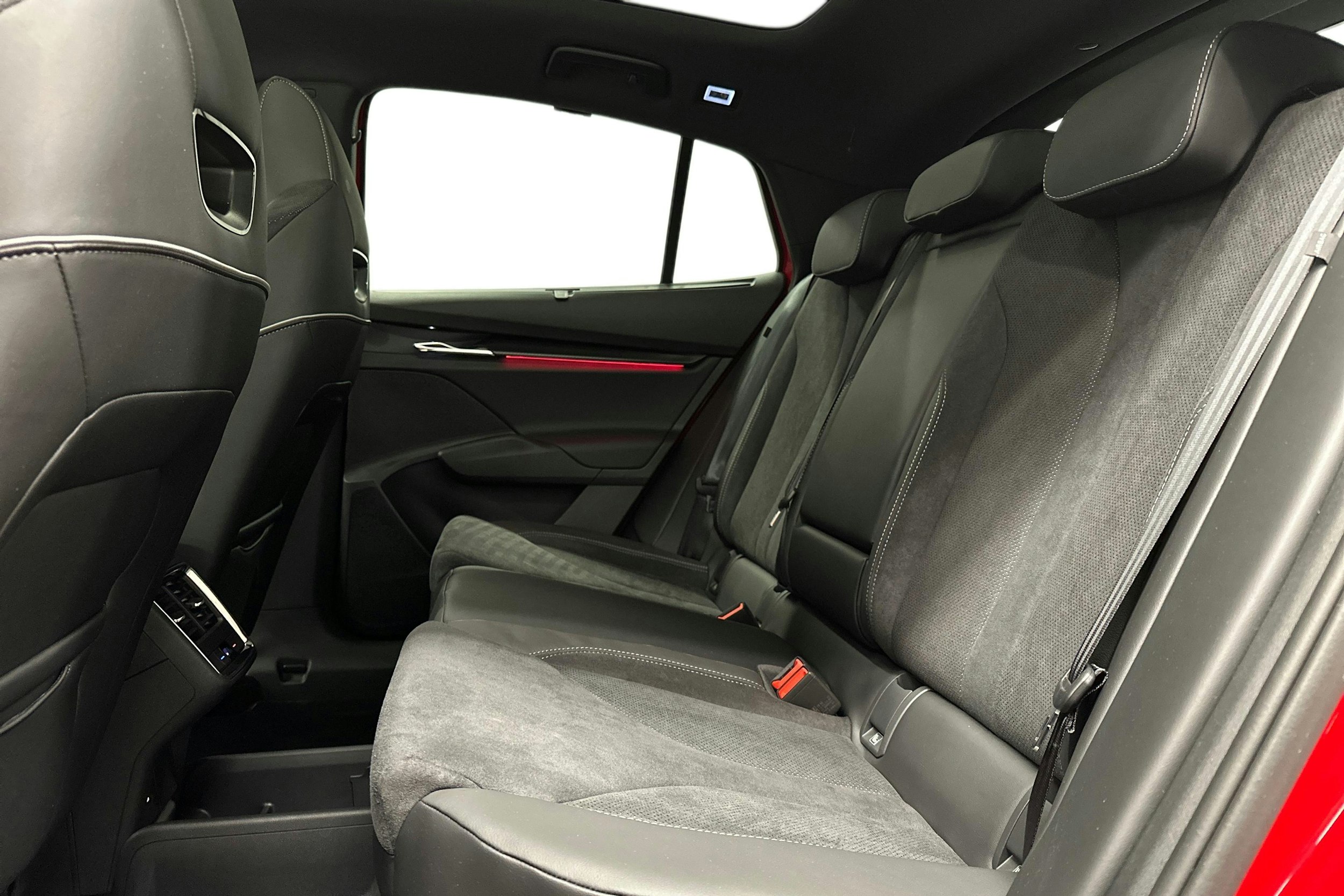 punainen Skoda Enyaq 2025 kuva 10.