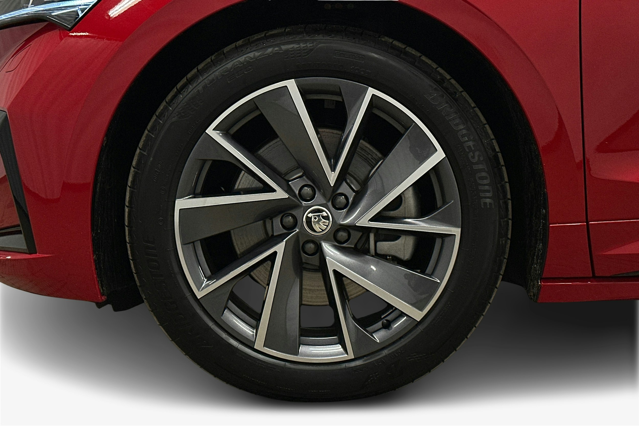 punainen Skoda Enyaq 2025 kuva 11.