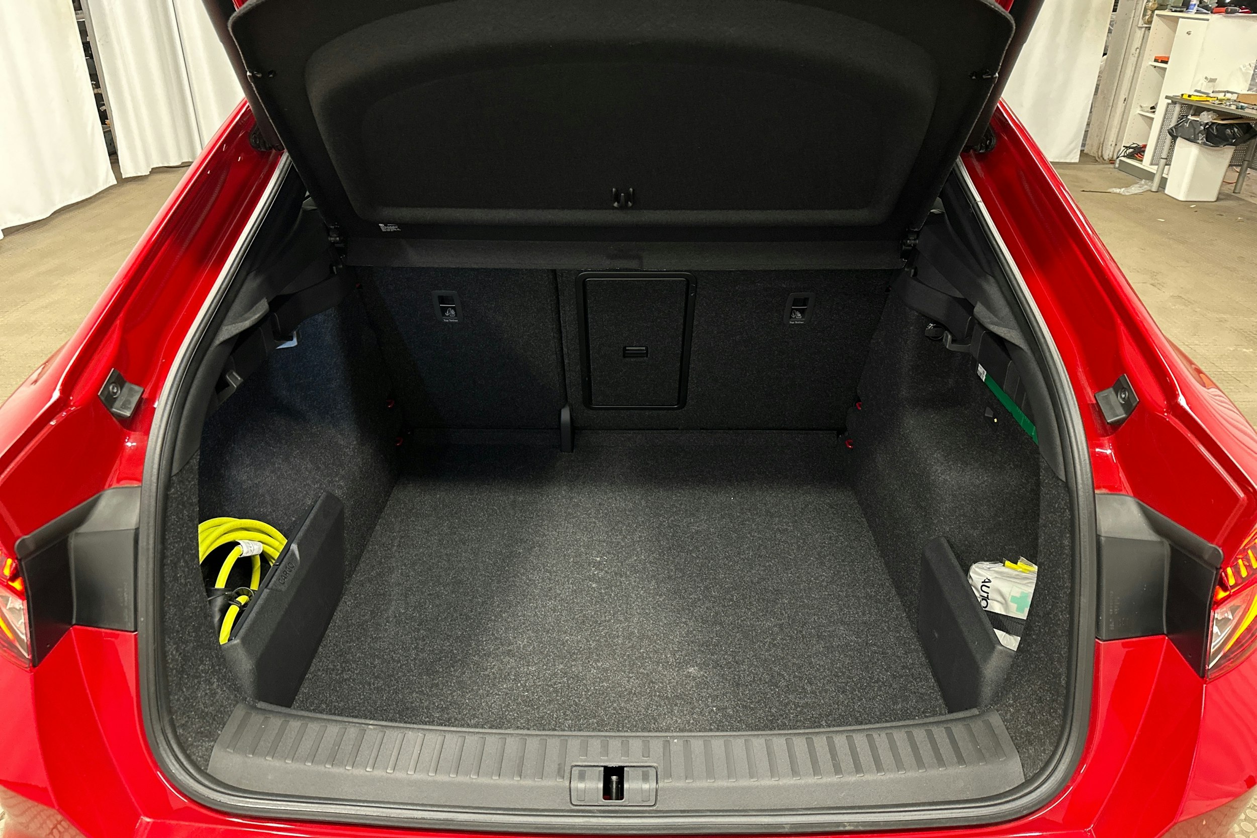 punainen Skoda Enyaq 2025 kuva 14.