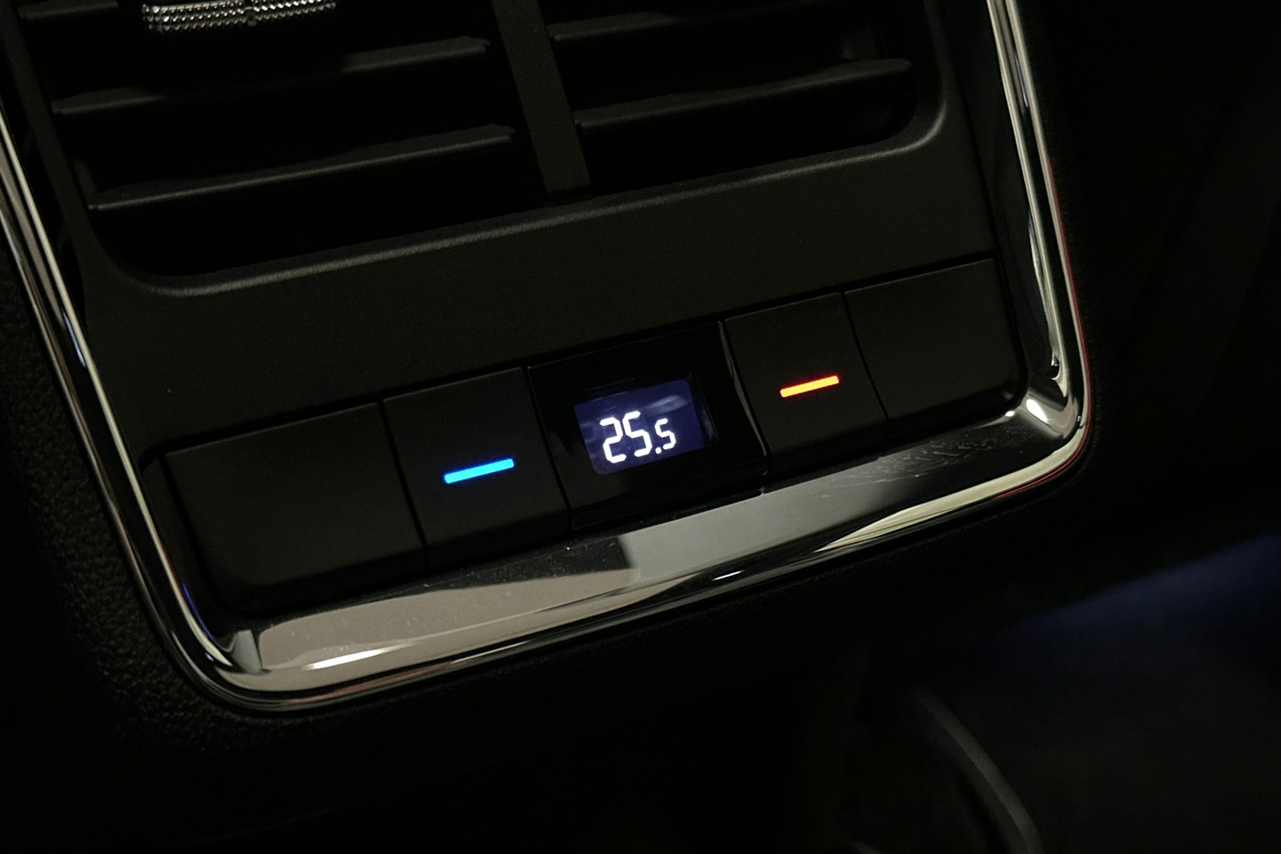 punainen Skoda Enyaq 2025 kuva 17.