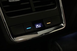 punainen Skoda Enyaq 2025 kuva 17.