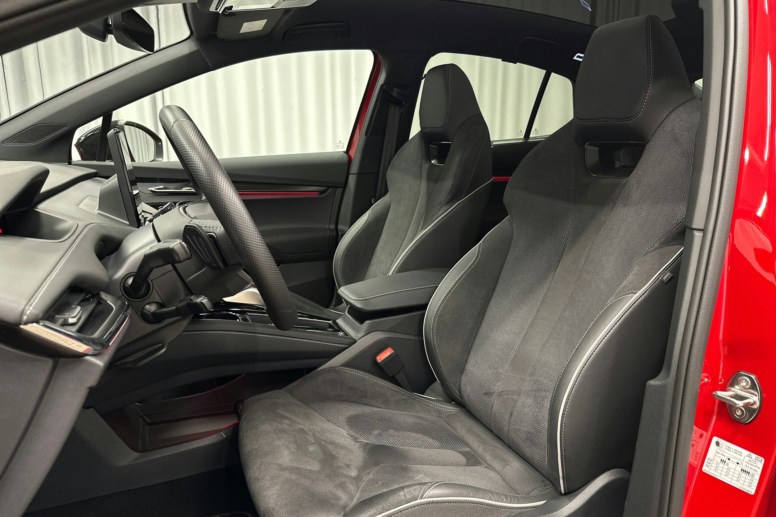 punainen Skoda Enyaq 2025 kuva 18.