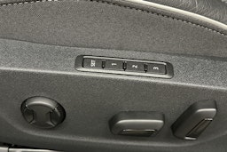 punainen Skoda Enyaq 2025 kuva 19.