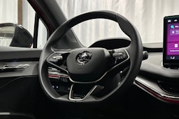 punainen Skoda Enyaq 2025 kuva 20.