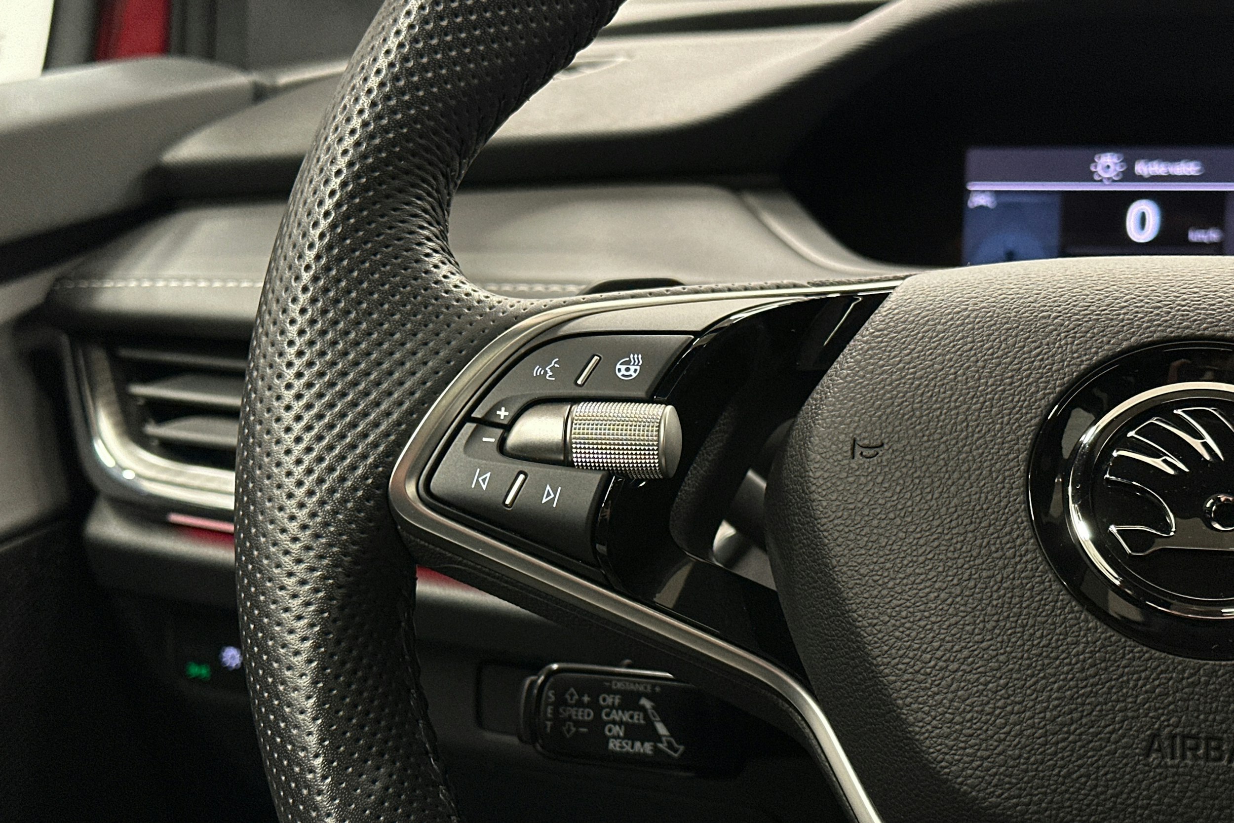 punainen Skoda Enyaq 2025 kuva 21.