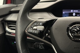 punainen Skoda Enyaq 2025 kuva 21.