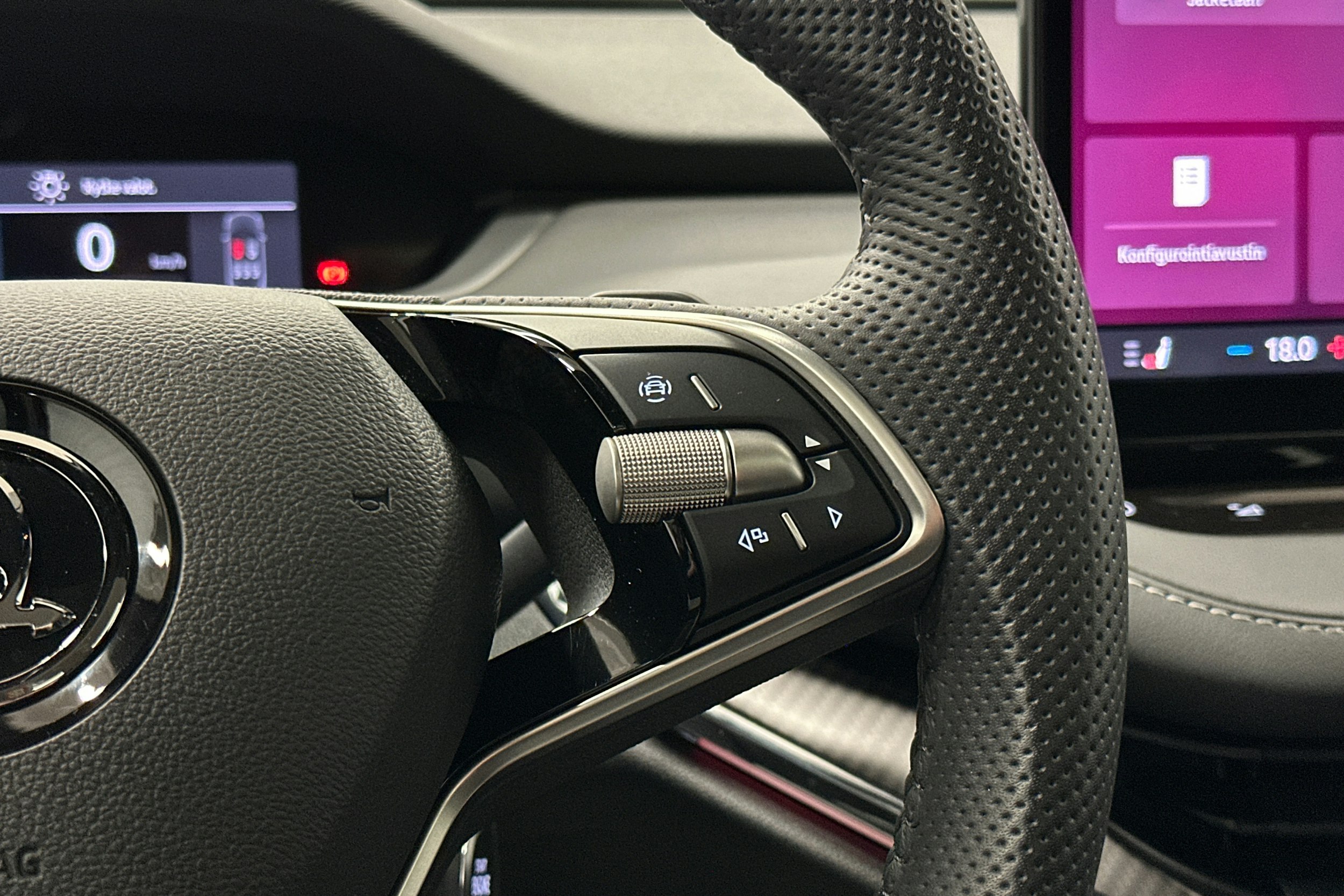 punainen Skoda Enyaq 2025 kuva 22.