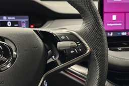 punainen Skoda Enyaq 2025 kuva 22.