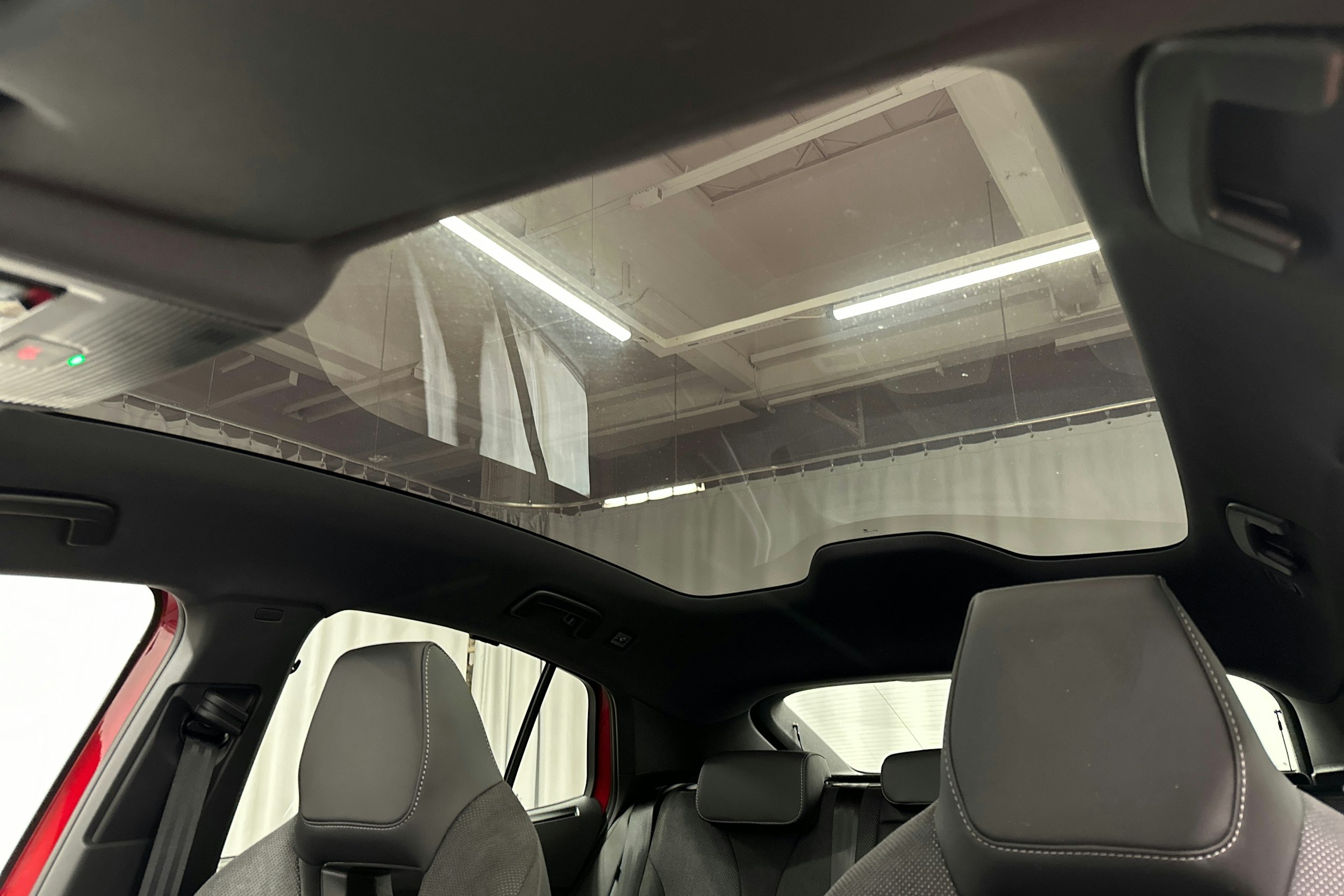 punainen Skoda Enyaq 2025 kuva 36.