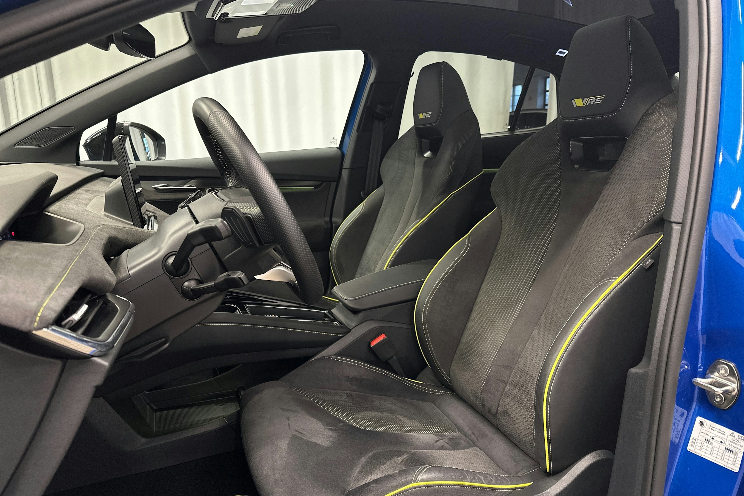 sininen Skoda Enyaq 2025 kuva 18.