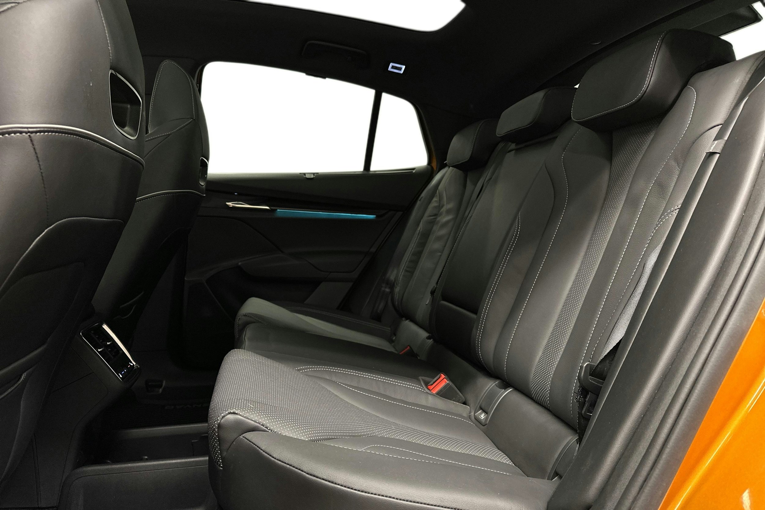 oranssi Skoda Enyaq 2025 kuva 10.
