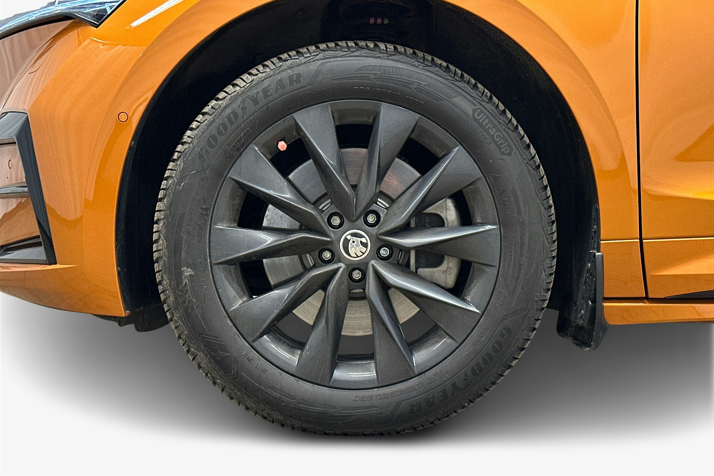 oranssi Skoda Enyaq 2025 kuva 11.