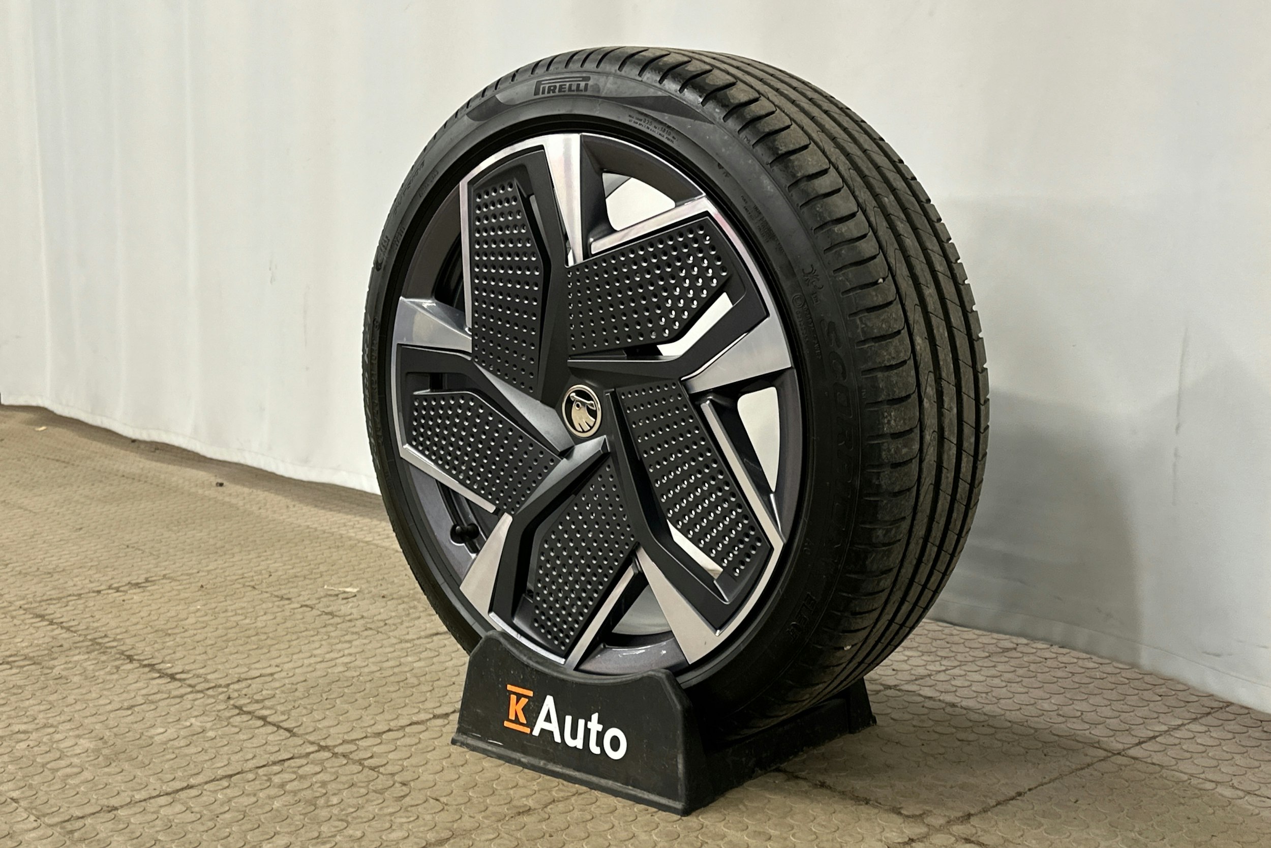 oranssi Skoda Enyaq 2025 kuva 13.